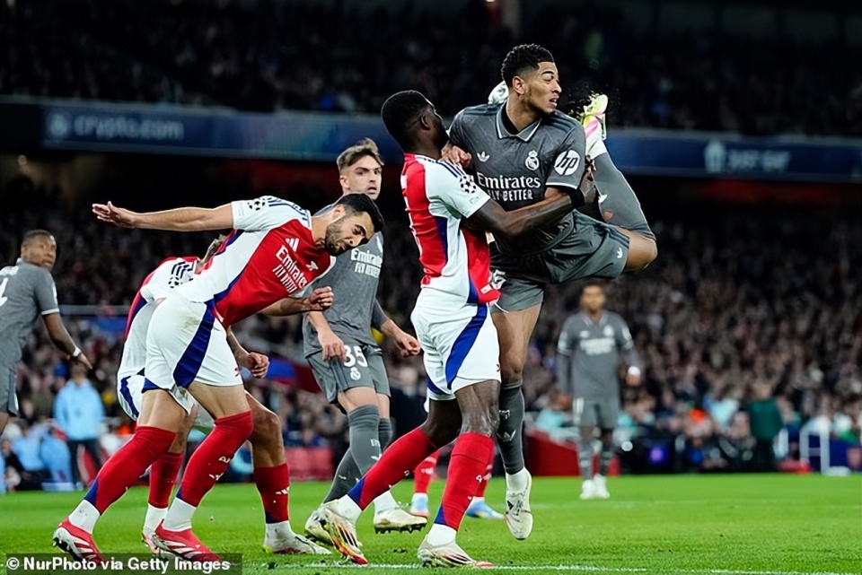 仅在揭幕战, 拉对阵谢菲, 在发球时将