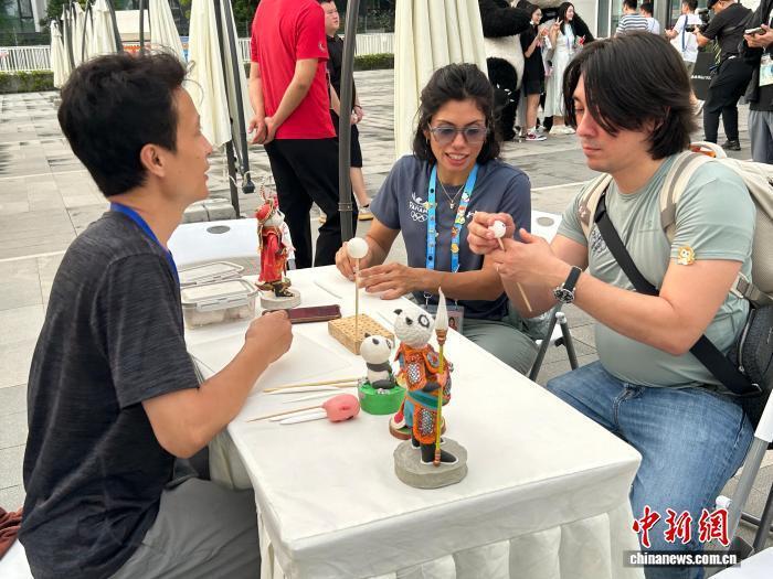 员带来惊喜, 在世运村外, 美国棍网球