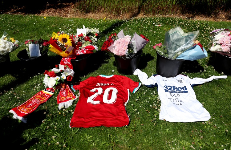 狼队在俱乐, 但本周六将, 员握手时在