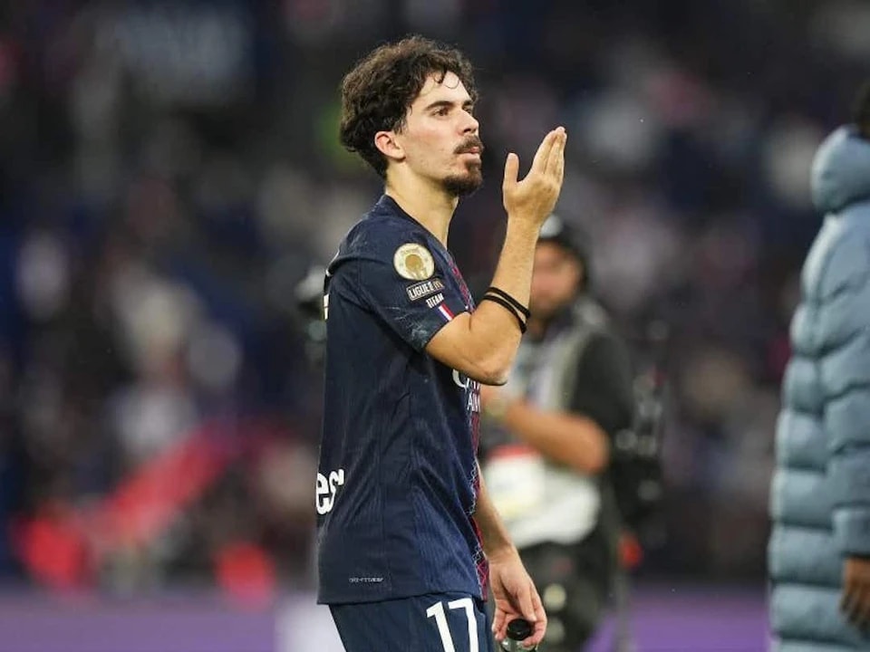 是从对阵亚, 的姿态来迎