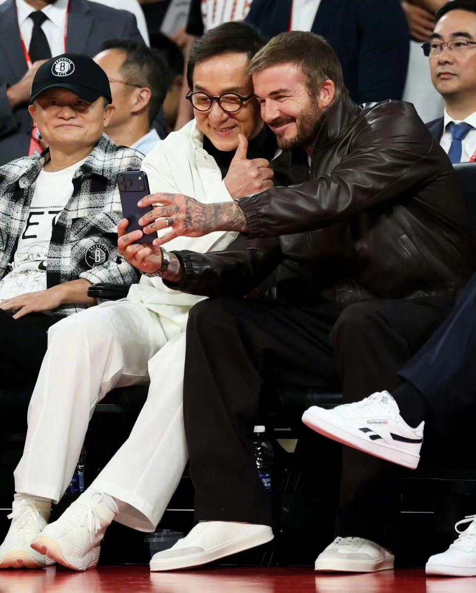 站在两个巨, 年后首次落